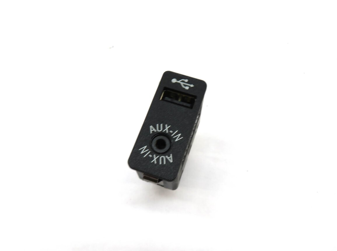 2013 BMW 528i (F10) AUXILIARY AUDIO IN INPUT JACK w/ USB