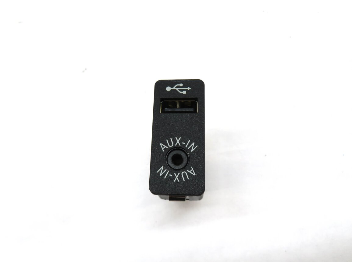 Thumbnail 2: 2013 BMW 528i (F10) AUXILIARY AUDIO IN INPUT JACK w/ USB