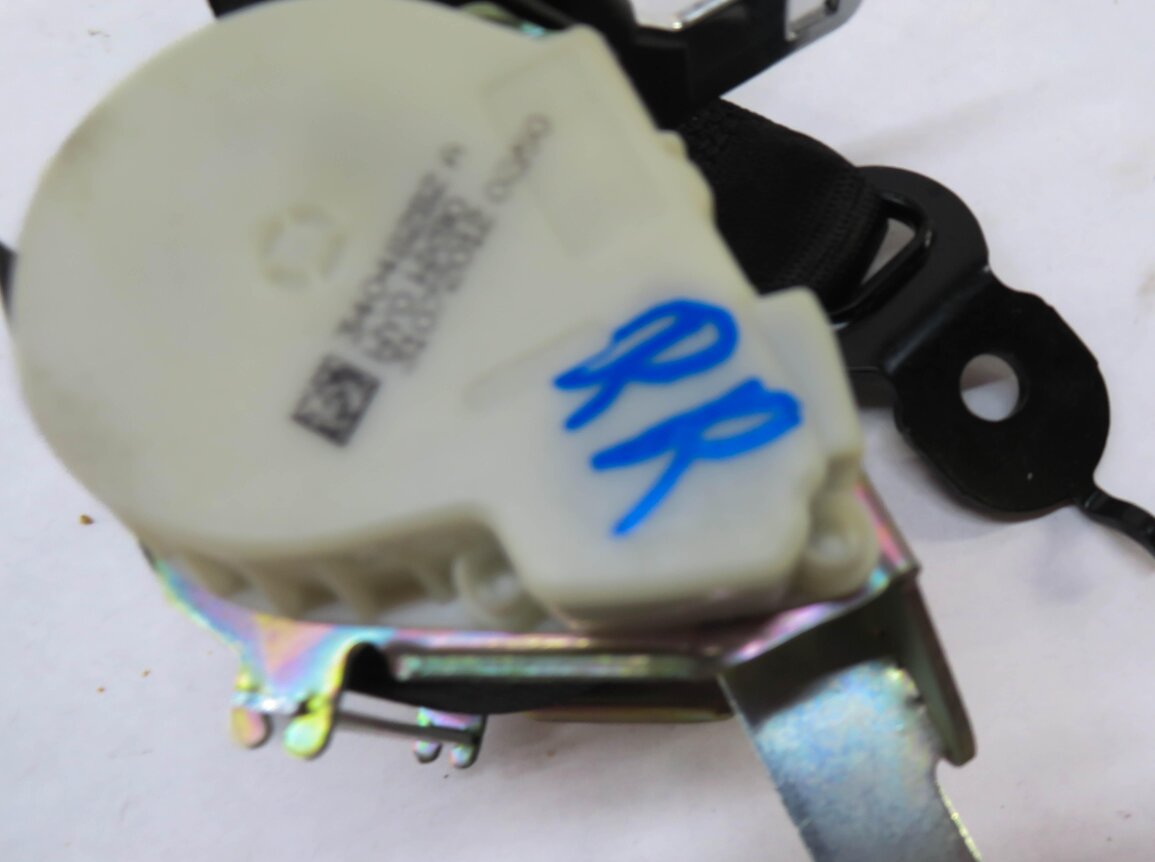 Thumbnail 13: 2013 BMW 528i (F10) REAR SEAT LEFT / CENTER / RIGHT SEATBELT RETRACTOR SET BLACK