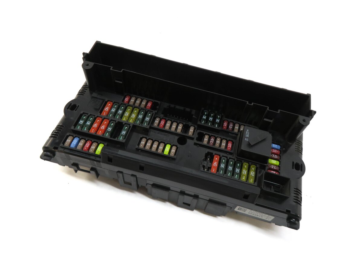 2013 BMW 528i (F10) FRONT POWER DISTRIBUTON FUSE BOX