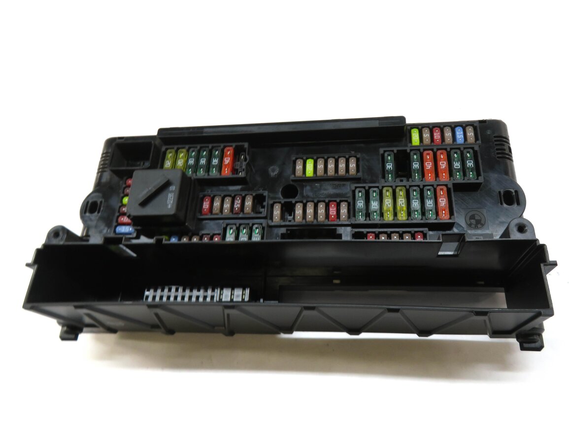 Thumbnail 3: 2013 BMW 528i (F10) FRONT POWER DISTRIBUTON FUSE BOX