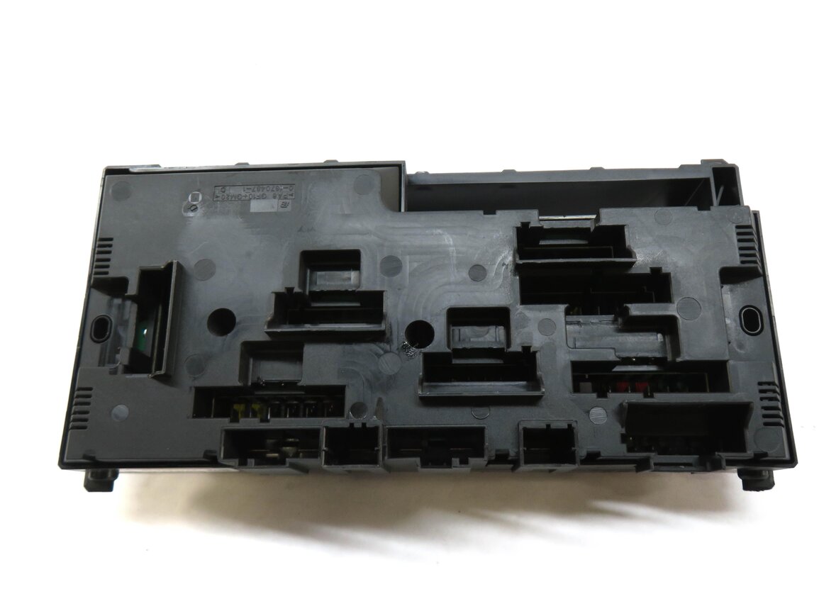 Thumbnail 4: 2013 BMW 528i (F10) FRONT POWER DISTRIBUTON FUSE BOX