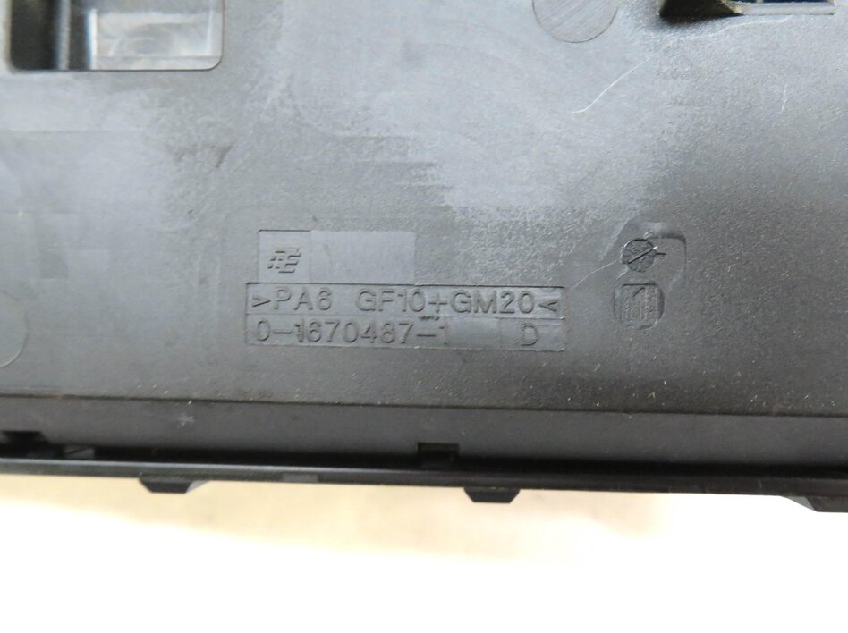 Thumbnail 5: 2013 BMW 528i (F10) FRONT POWER DISTRIBUTON FUSE BOX