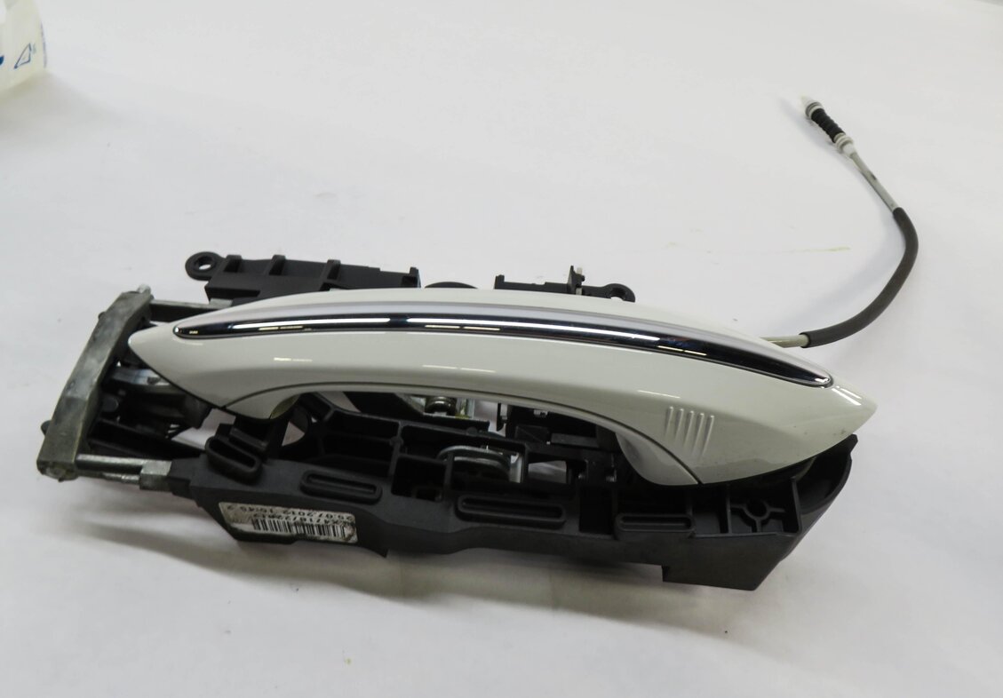 Thumbnail 2: 09-18 BMW 528i 535i 550i 740i 750i 760i RIGHT FRONT COMFORT DOOR HANDLE (WHITE)