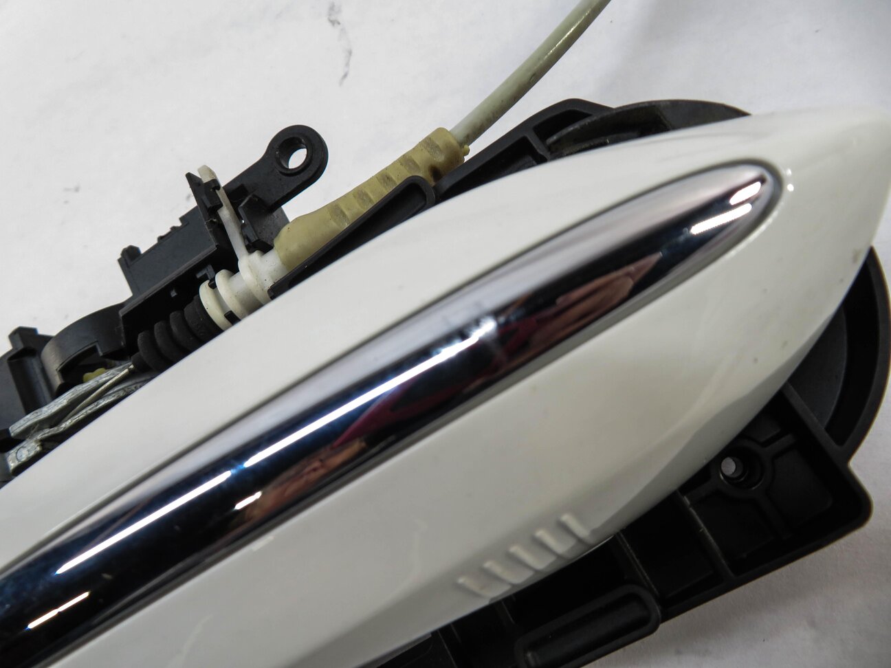 Thumbnail 6: 09-18 BMW 528i 535i 550i 740i 750i 760i RIGHT FRONT COMFORT DOOR HANDLE (WHITE)