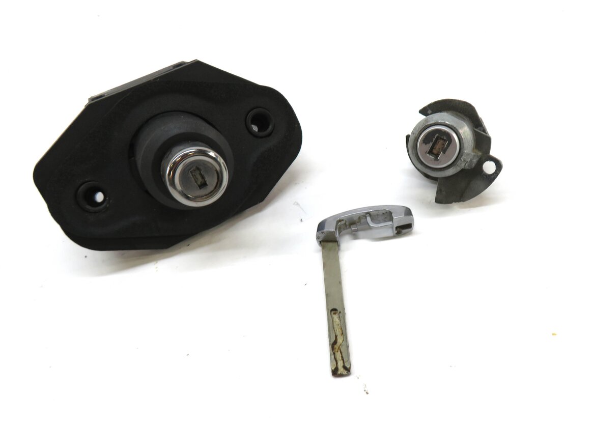 Thumbnail 2: 2013 BMW ACTIVE HYBRID 7 (F04) FRONT LEFT DRIVER DOOR TRUNK LOCK CYLINDER w/ KEY