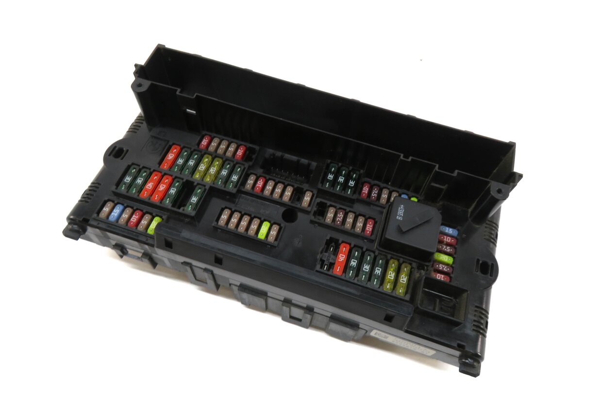 2013 BMW ACTIVE HYBRID 7 (F04) FRONT POWER DISTRIBUTION FUSE RELEAY BOX 9252815