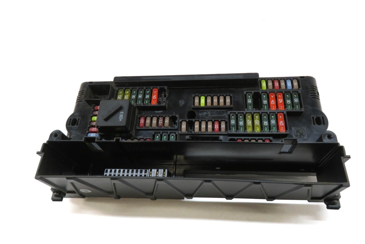Thumbnail 3: 2013 BMW ACTIVE HYBRID 7 (F04) FRONT POWER DISTRIBUTION FUSE RELEAY BOX 9252815