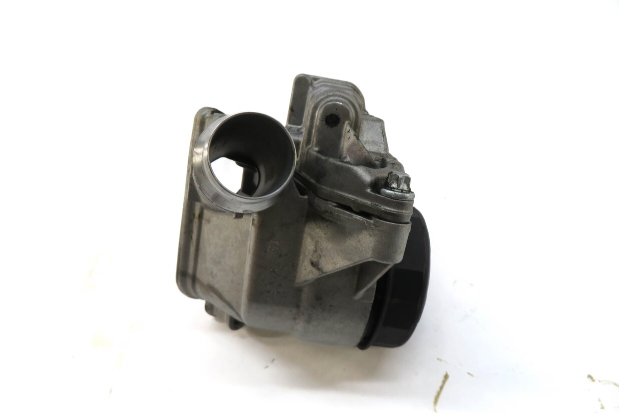 Thumbnail 5: 2013 BMW ACTIVE HYBRID 7 (F04) 3.0L TURBO N55 ENGINE OIL FILTER HOUSING w/ CAP