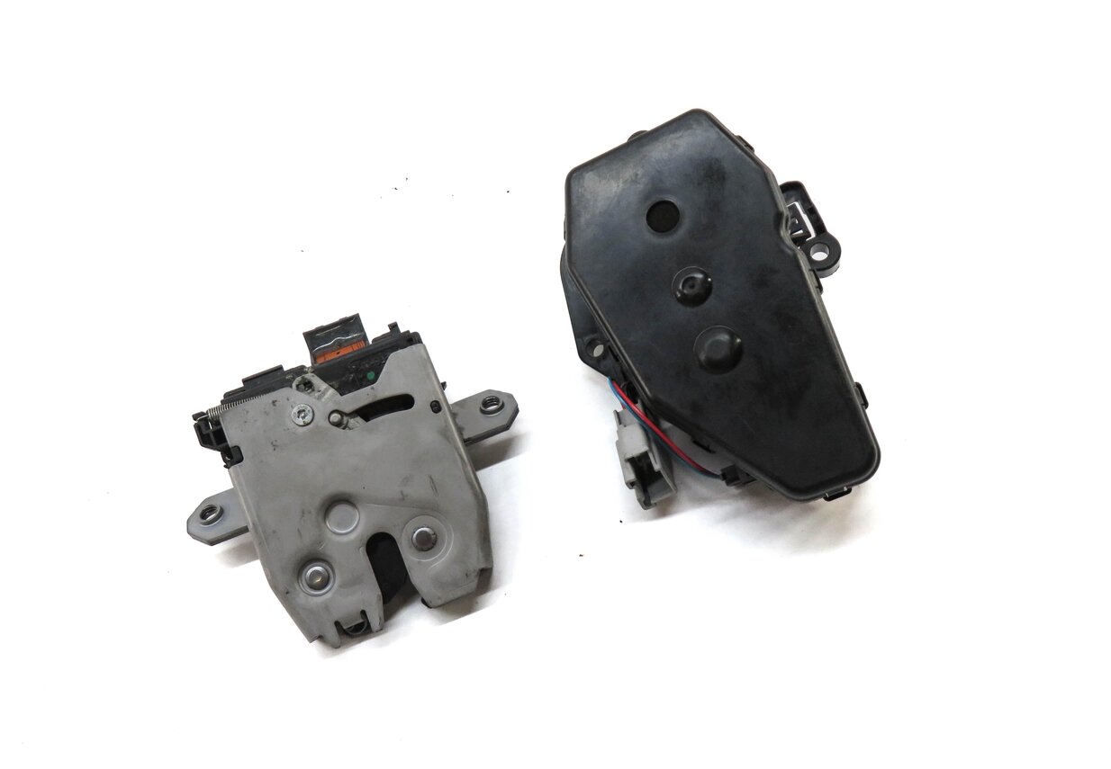 2012 RANGE ROVER SPORT (L320) REAR TRUNK LOWER LOCK LATCH w/ ACTUATOR MOTOR