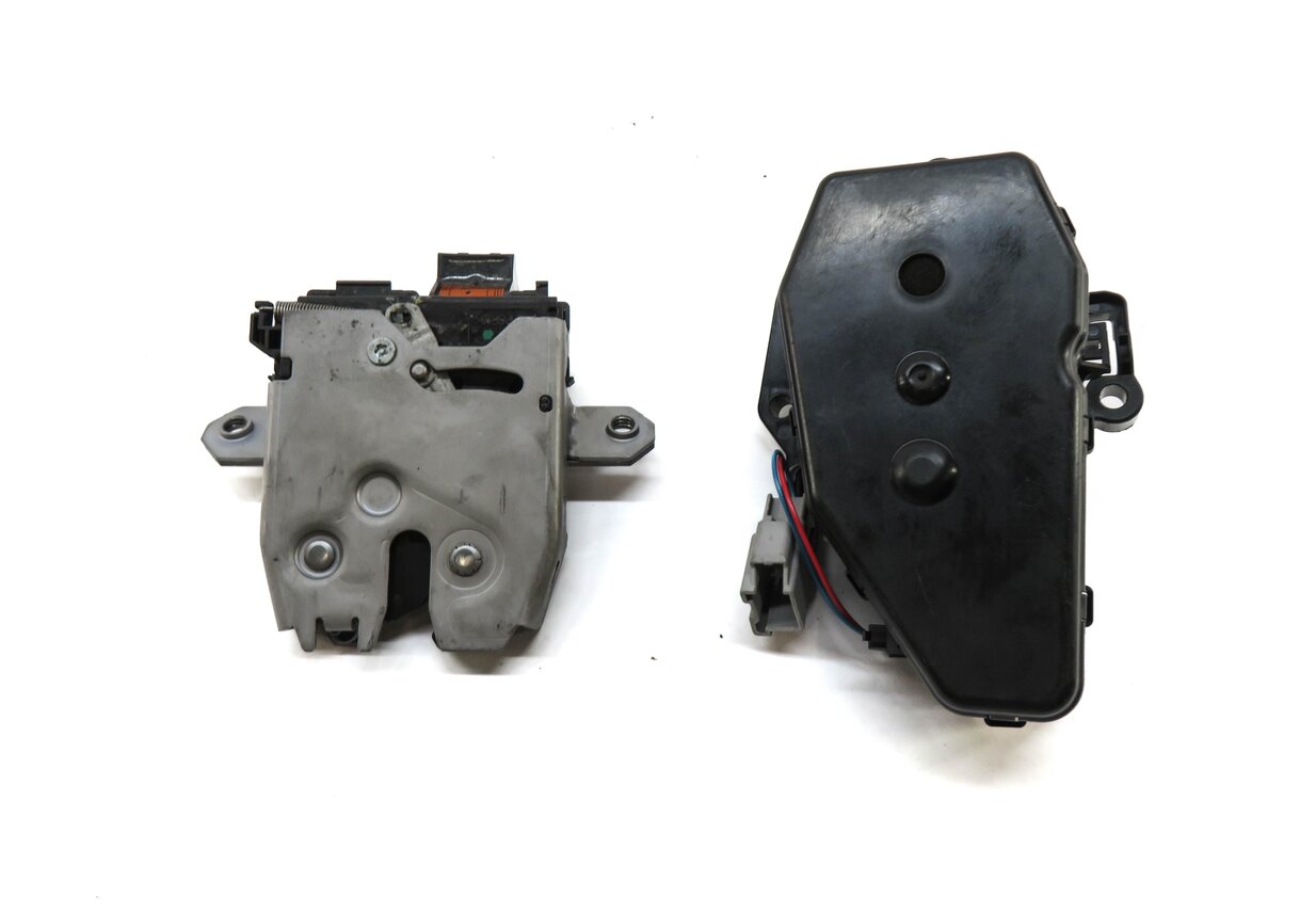 Thumbnail 2: 2012 RANGE ROVER SPORT (L320) REAR TRUNK LOWER LOCK LATCH w/ ACTUATOR MOTOR