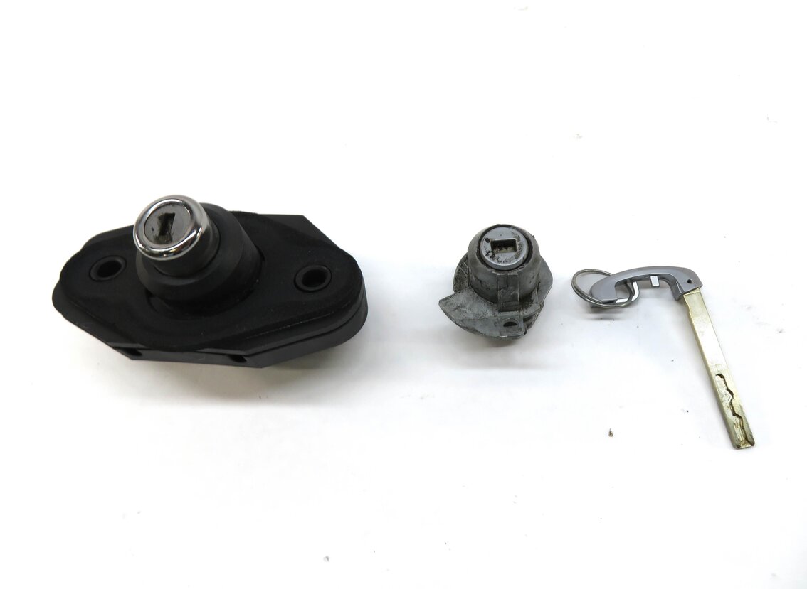 Thumbnail 2: 2012 BMW 740Li (F01) FRONT LEFT DRIVER DOOR & TRUNK LOCK CYLINDER WITH KEY