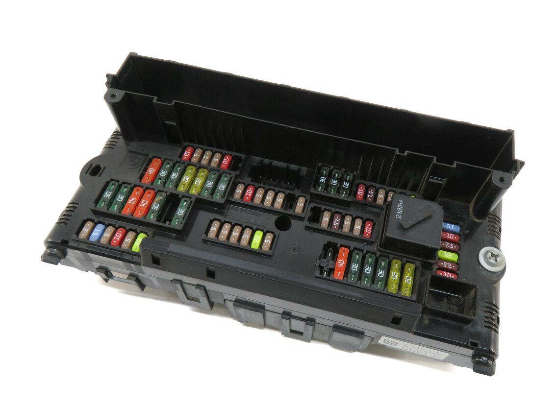 2012 BMW 740Li (F01) FRONT POWER DISTRIBUTION FUSE & RELAY BOX 61149252815