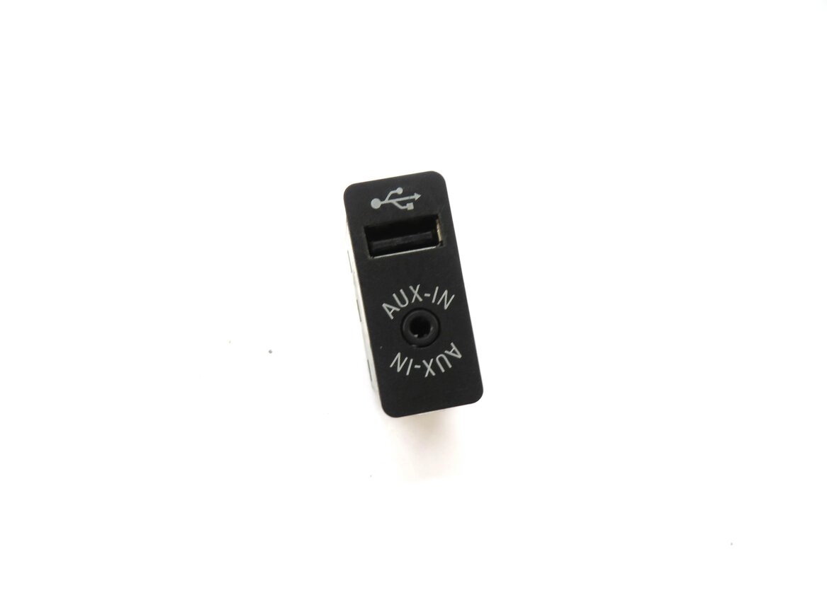 2015 BMW X5 (F15) RADIO STEREO AUXILIARY AUDIO IN INPUT JACK w/ USB