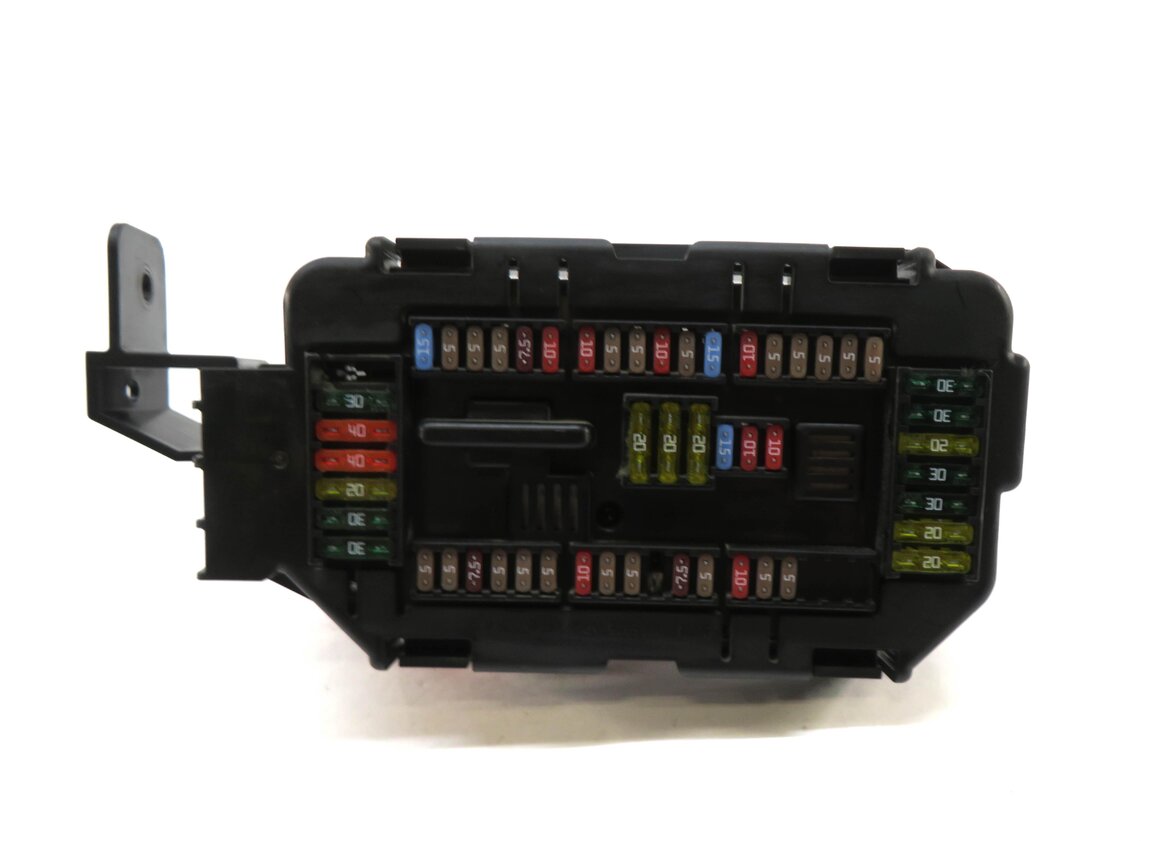 Thumbnail 2: 2015 BMW X5 (F15) FRONT POWER DISTRIBUTION FUSE BOX