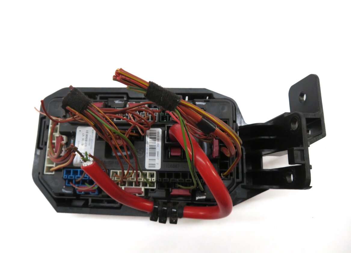 Thumbnail 4: 2015 BMW X5 (F15) FRONT POWER DISTRIBUTION FUSE BOX