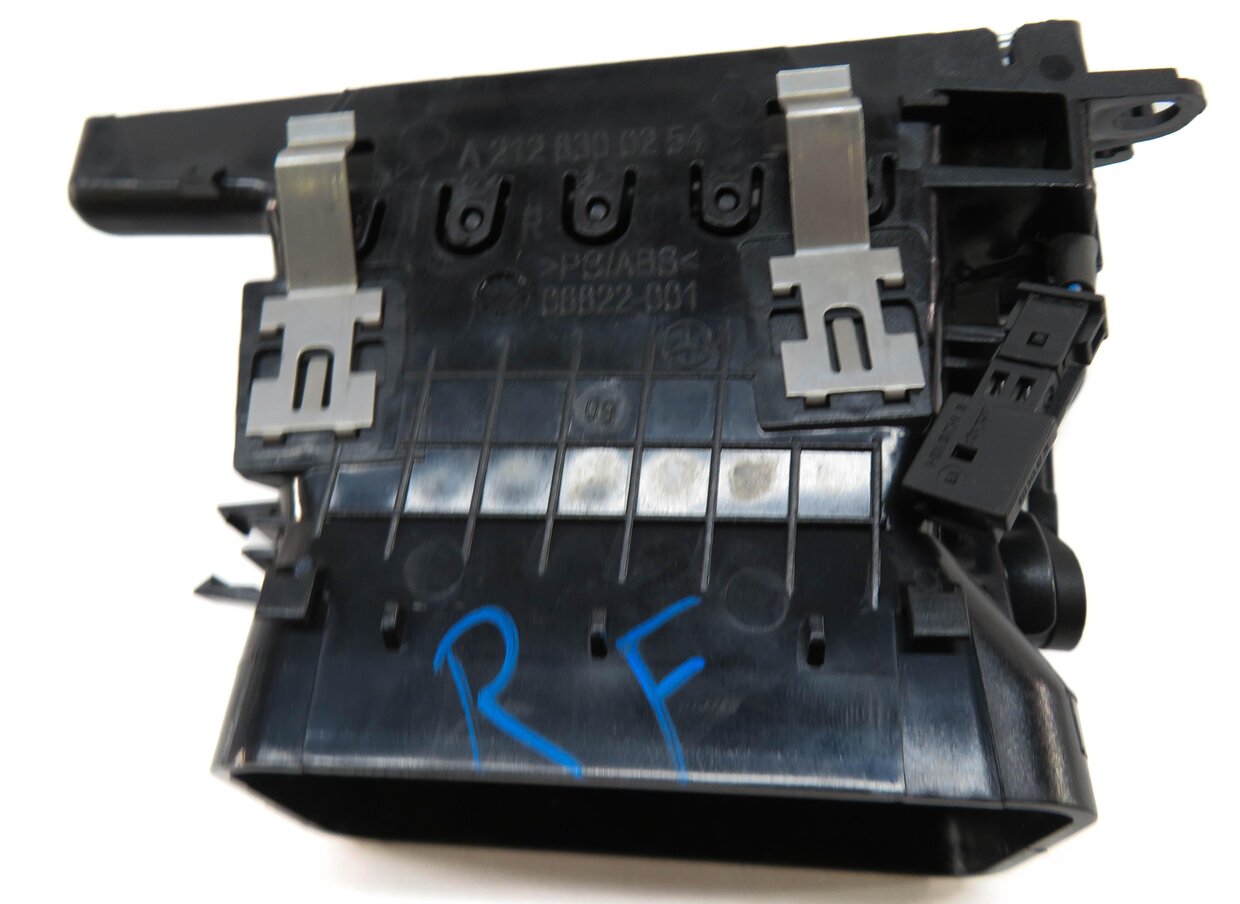 Thumbnail 5: 2010 MERCEDES E350 (W212) RIGHT FRONT PASSENGER DASH HEATER A/C AIR VENT