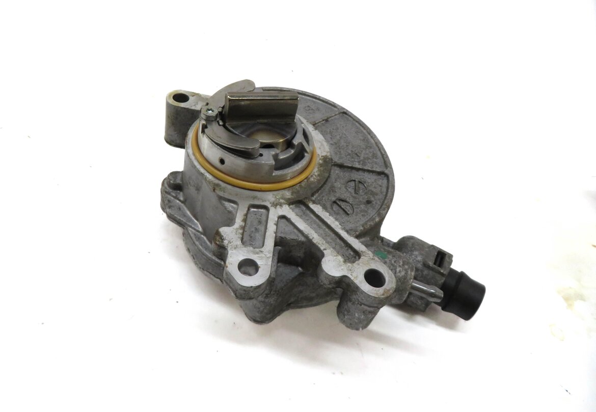Thumbnail 1: 10-17 BMW 5 7 M5 X6 X6 X5M X6M (F01 F10 F15 F16 F85 F86) 4.4L BRAKE VACUUM PUMP