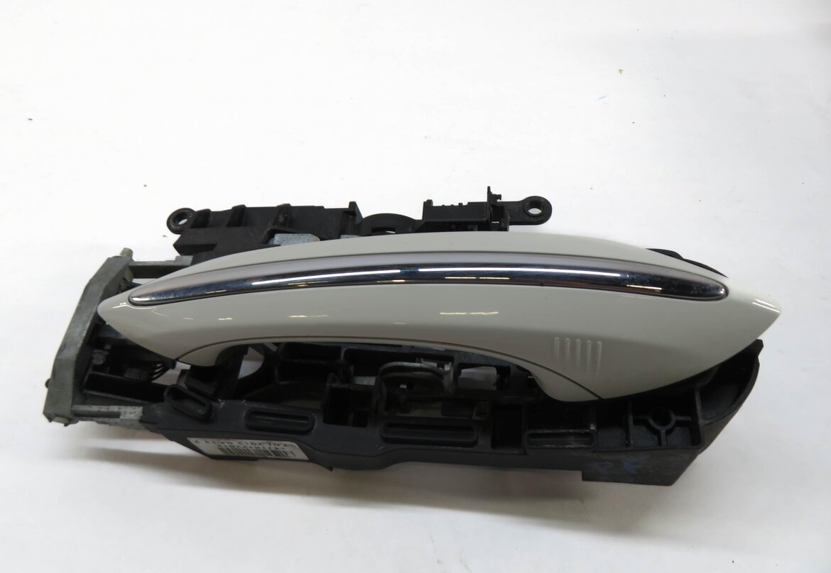 Thumbnail 2: 09-18 BMW 5 6 7 SERIES (F01 F10 F12) RIGHT FRONT COMFORT DOOR HANDLE (WHITE 300)