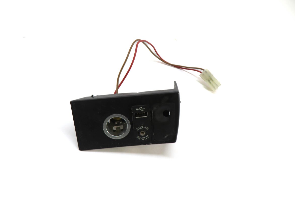 Thumbnail 2: 2013 BMW 750i (F01) RADIO STEREO AUXILIARY AUDIO USB INPUT JACK w/ 12v SOCKET