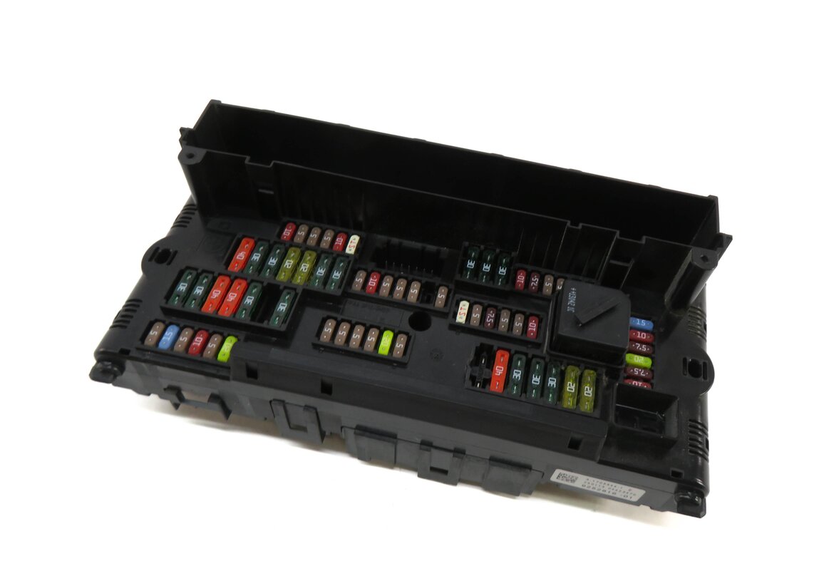 2013 BMW 750i (F01) FRONT POWER DISTRIBUTION FUSE BOX