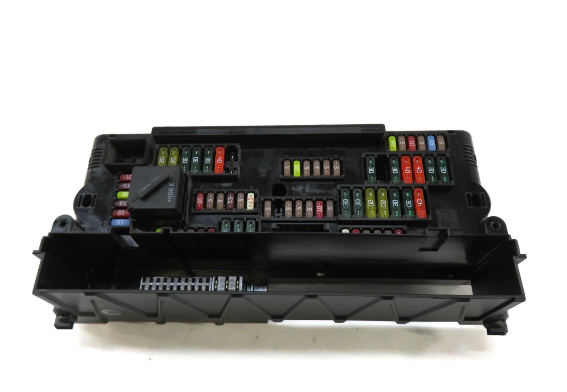 Thumbnail 3: 2013 BMW 750i (F01) FRONT POWER DISTRIBUTION FUSE BOX