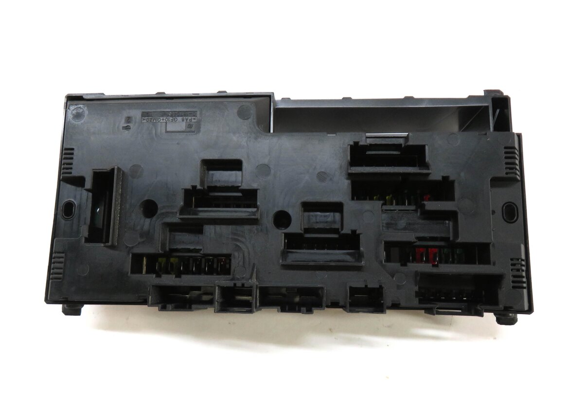 Thumbnail 4: 2013 BMW 750i (F01) FRONT POWER DISTRIBUTION FUSE BOX