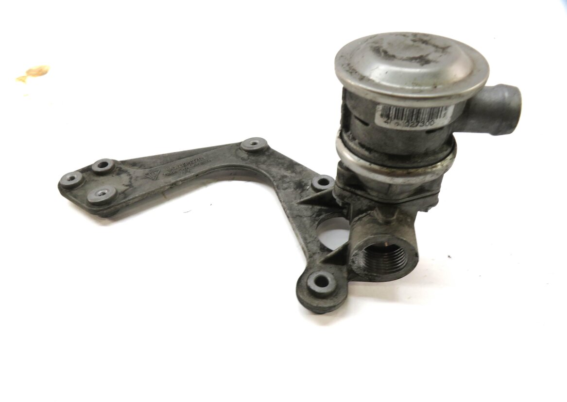 Thumbnail 2: 2009 PORSCHE CAYMAN (987) 2.9L M96 AIR INJECTION PUMP BRACKET w/ CHECK VALVE
