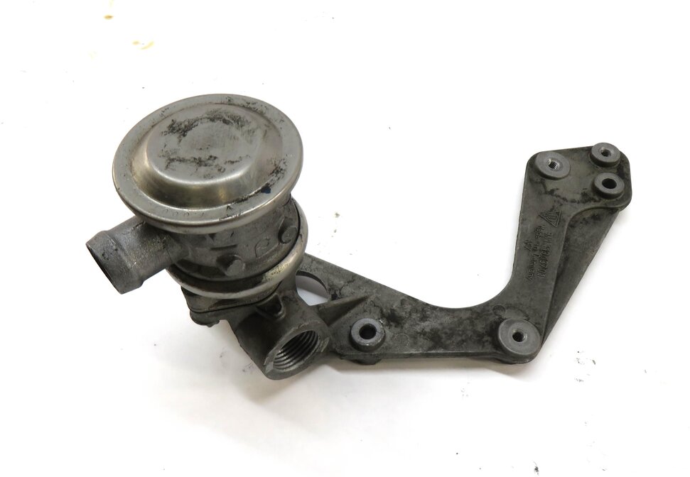 Thumbnail 3: 2009 PORSCHE CAYMAN (987) 2.9L M96 AIR INJECTION PUMP BRACKET w/ CHECK VALVE