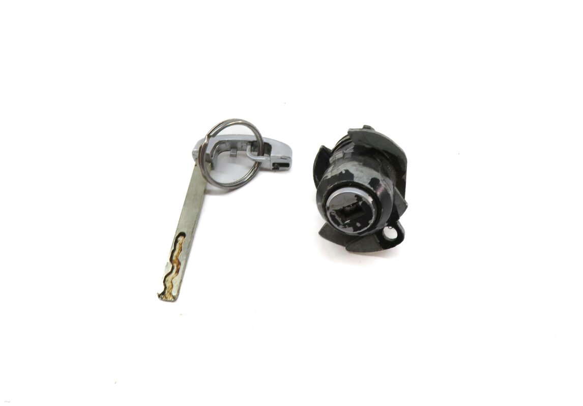 Thumbnail 2: 2014 BMW M6 ///M (F06) LEFT FRONT DRIVER DOOR LOCK CYLINDER w/ KEY