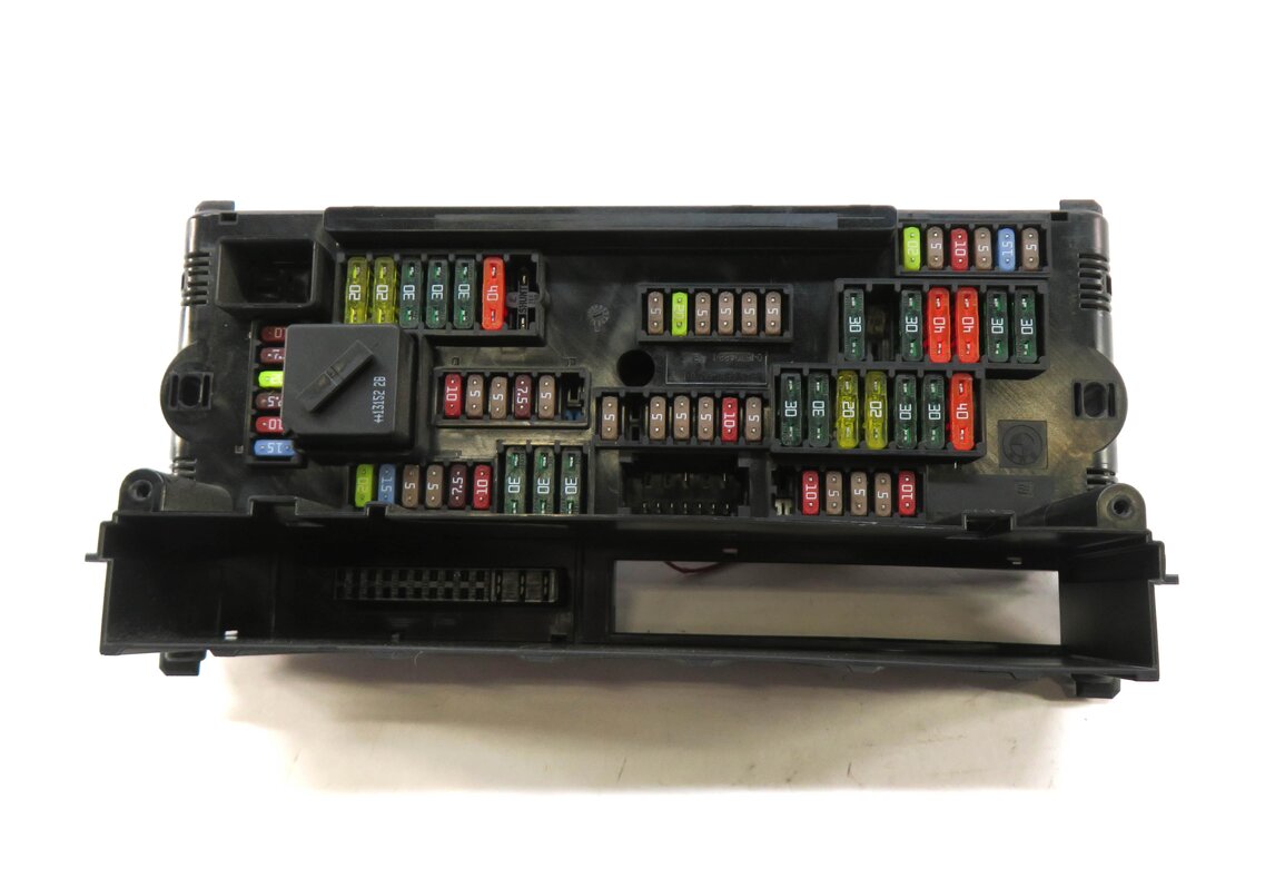 Thumbnail 2: 2014 BMW M6 ///M (F06) FRONT POWER DISTRIBUTION FUSE BOX