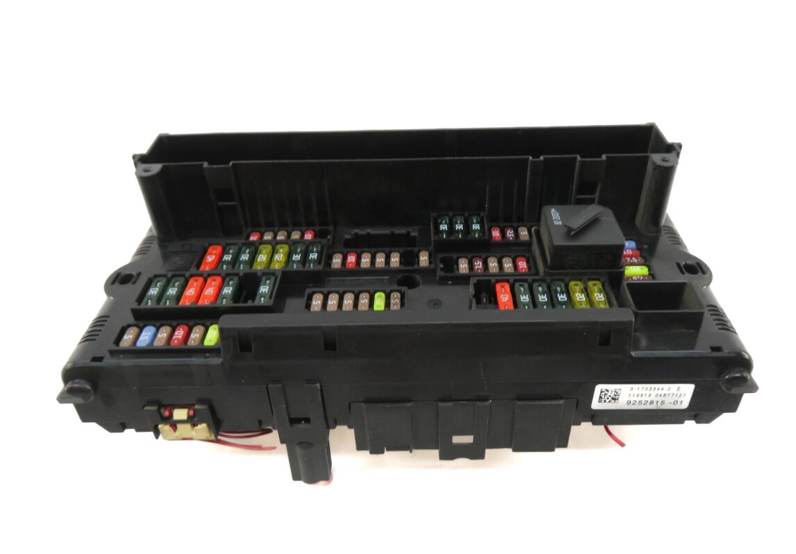 Thumbnail 3: 2014 BMW M6 ///M (F06) FRONT POWER DISTRIBUTION FUSE BOX