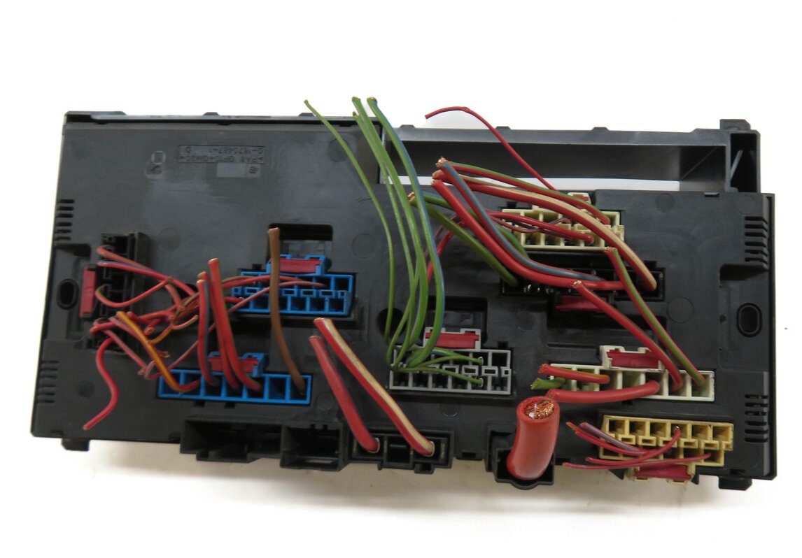 Thumbnail 4: 2014 BMW M6 ///M (F06) FRONT POWER DISTRIBUTION FUSE BOX