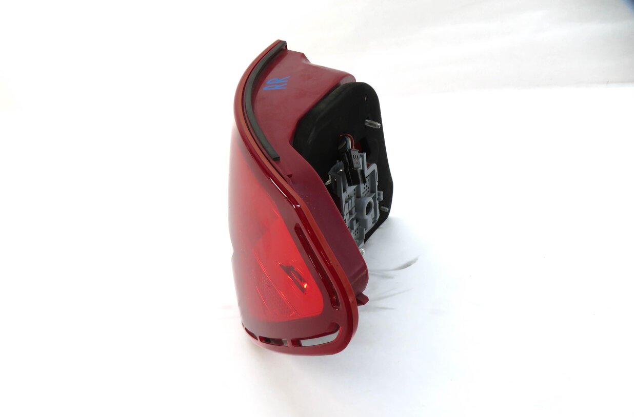 Thumbnail 4: 12-15 MERCEDES C250 C300 C350 (W204) RIGHT PASSENGER TAILLIGHT BRAKE LIGHT LAMP