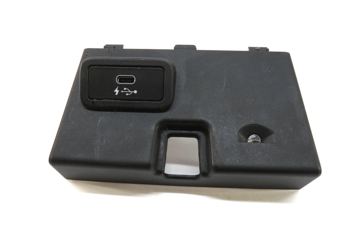 2019 BMW 330i (G20) USB-C INTERFACE CHARGING PORT PLUG w/ TRIM