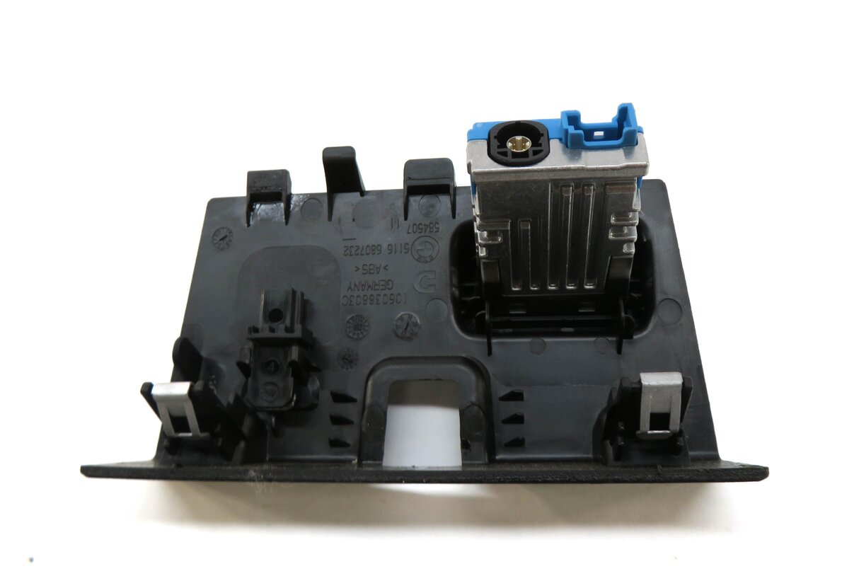 Thumbnail 3: 2019 BMW 330i (G20) USB-C INTERFACE CHARGING PORT PLUG w/ TRIM