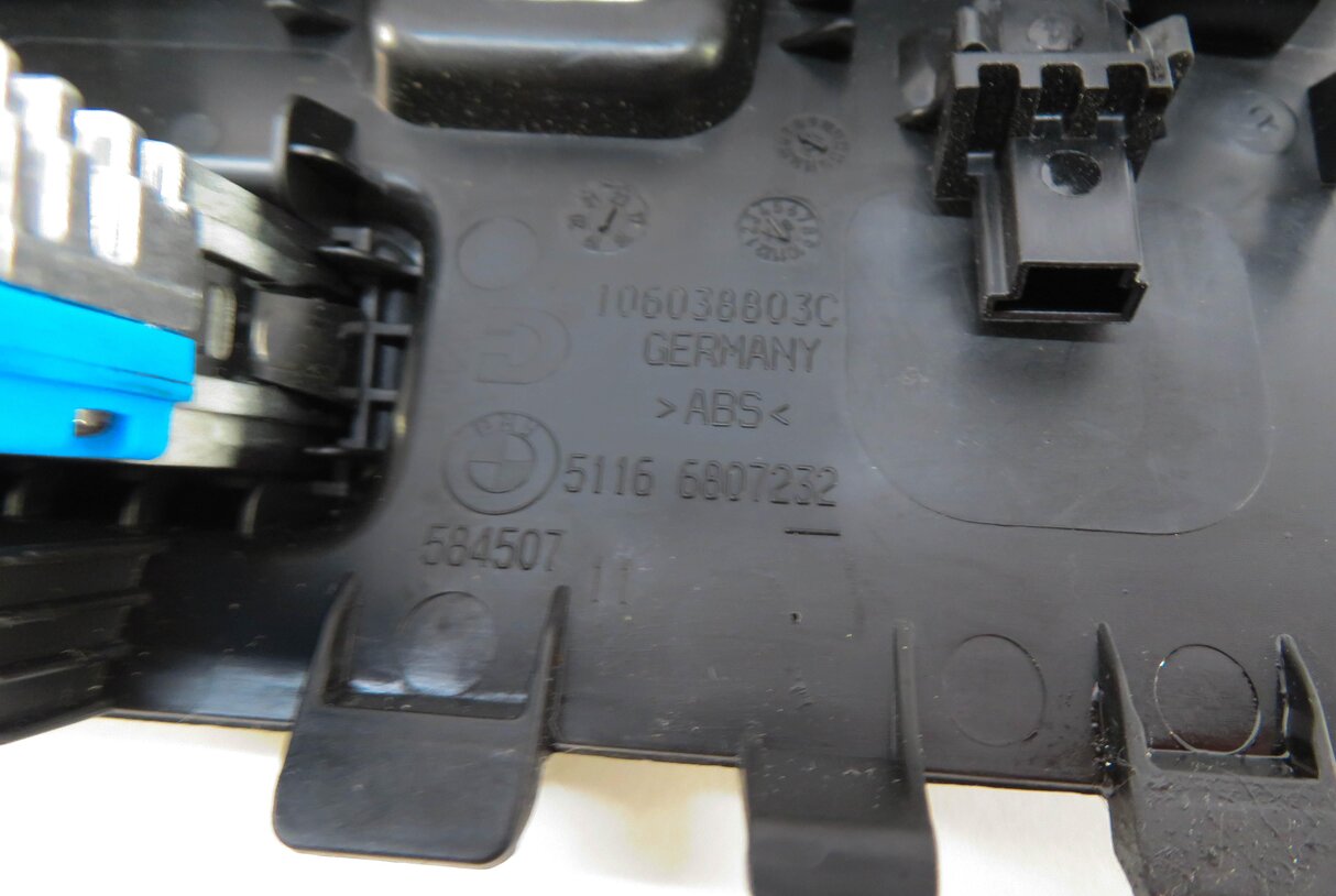 Thumbnail 5: 2019 BMW 330i (G20) USB-C INTERFACE CHARGING PORT PLUG w/ TRIM
