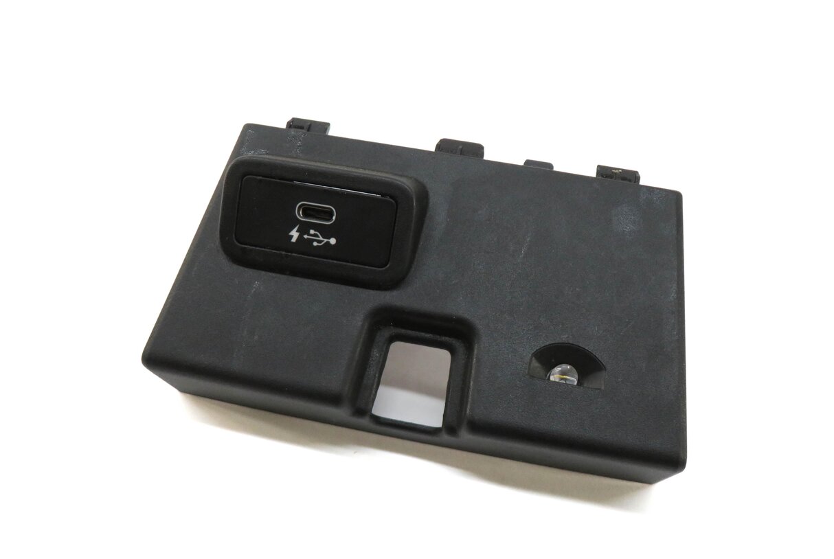 Thumbnail 6: 2019 BMW 330i (G20) USB-C INTERFACE CHARGING PORT PLUG w/ TRIM