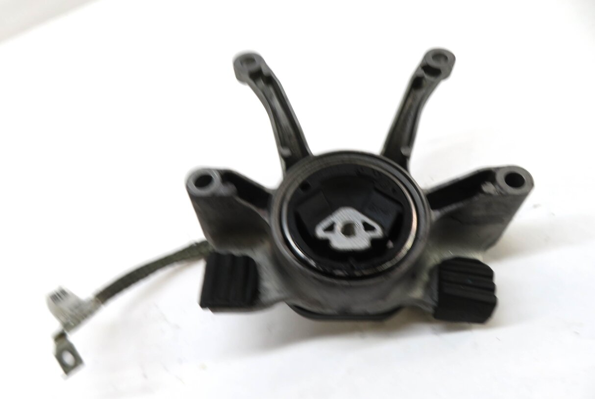 Thumbnail 2: 2019 BMW 330i (G20) 2.0L B46D TURBO ENGINE TRANSMISSION MOUNT SUPPORT BRACKET
