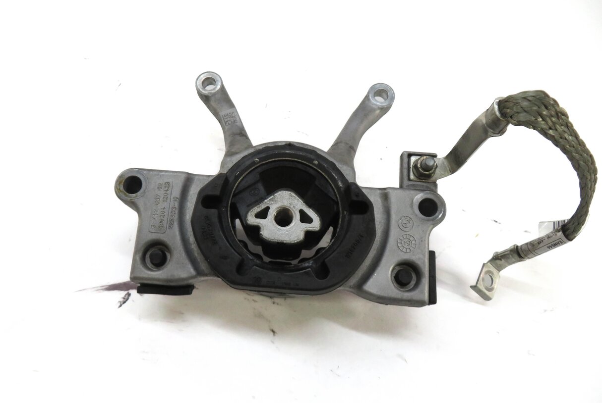 Thumbnail 4: 2019 BMW 330i (G20) 2.0L B46D TURBO ENGINE TRANSMISSION MOUNT SUPPORT BRACKET