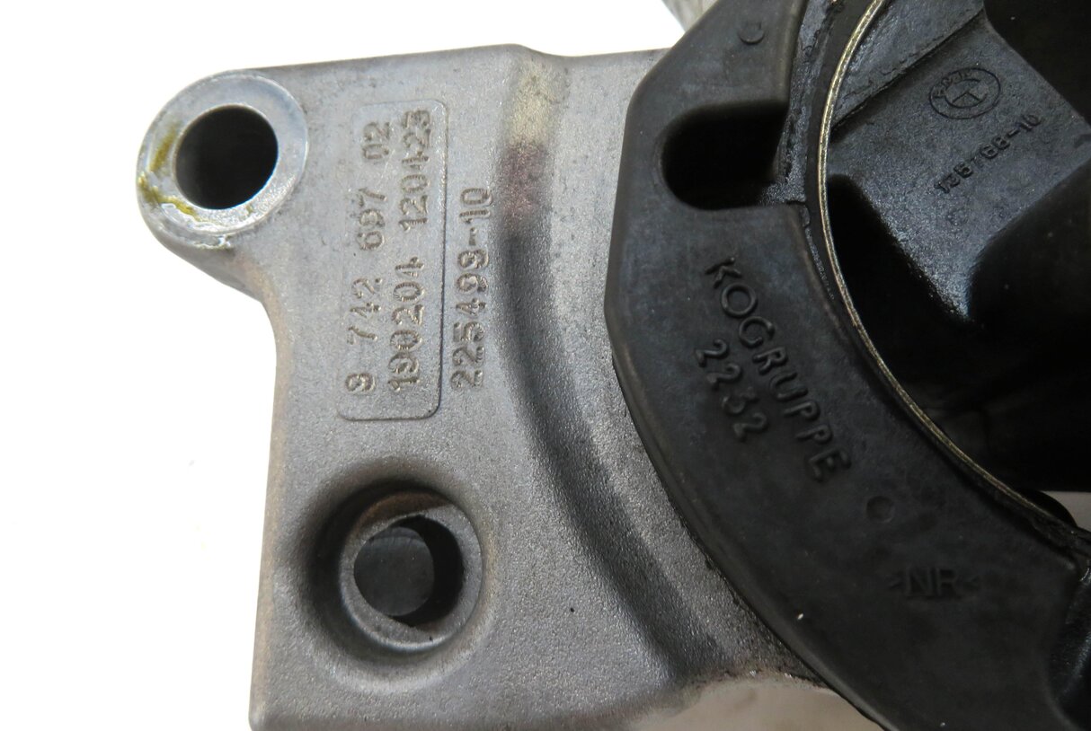 Thumbnail 6: 2019 BMW 330i (G20) 2.0L B46D TURBO ENGINE TRANSMISSION MOUNT SUPPORT BRACKET