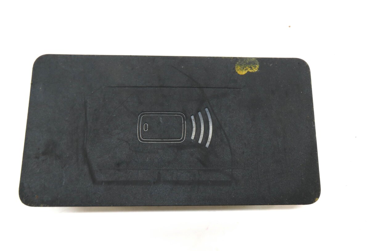 Thumbnail 3: 2019 BMW 330i (G20) CENTER CONSOLE NFC QI WIRELESS CHARGINE TRAY CARRIER PAD