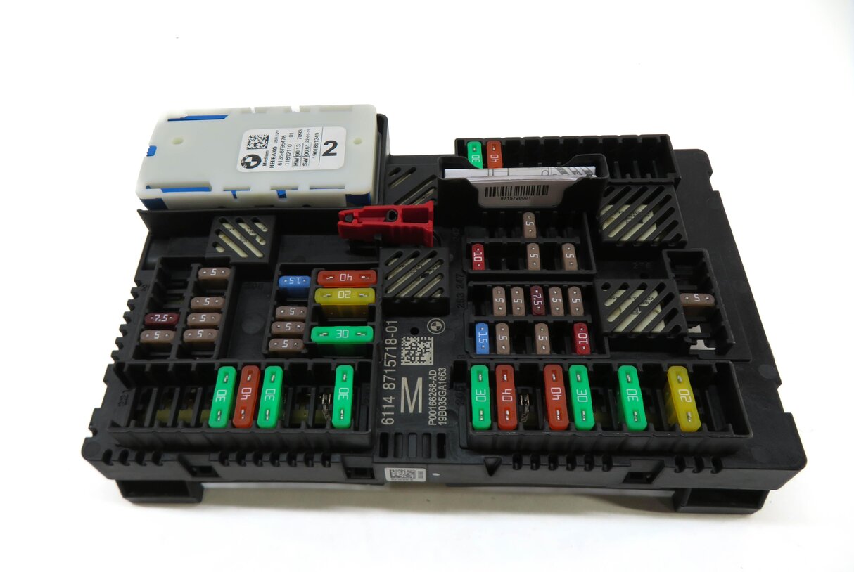 Thumbnail 2: 2019 BMW 330i (G20) REAR POWER JUNCTION RELAY FUSE BOX