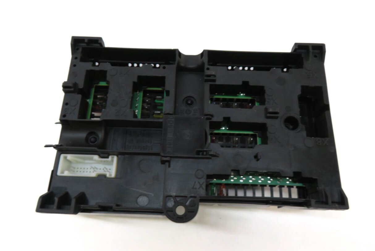 Thumbnail 3: 2019 BMW 330i (G20) REAR POWER JUNCTION RELAY FUSE BOX