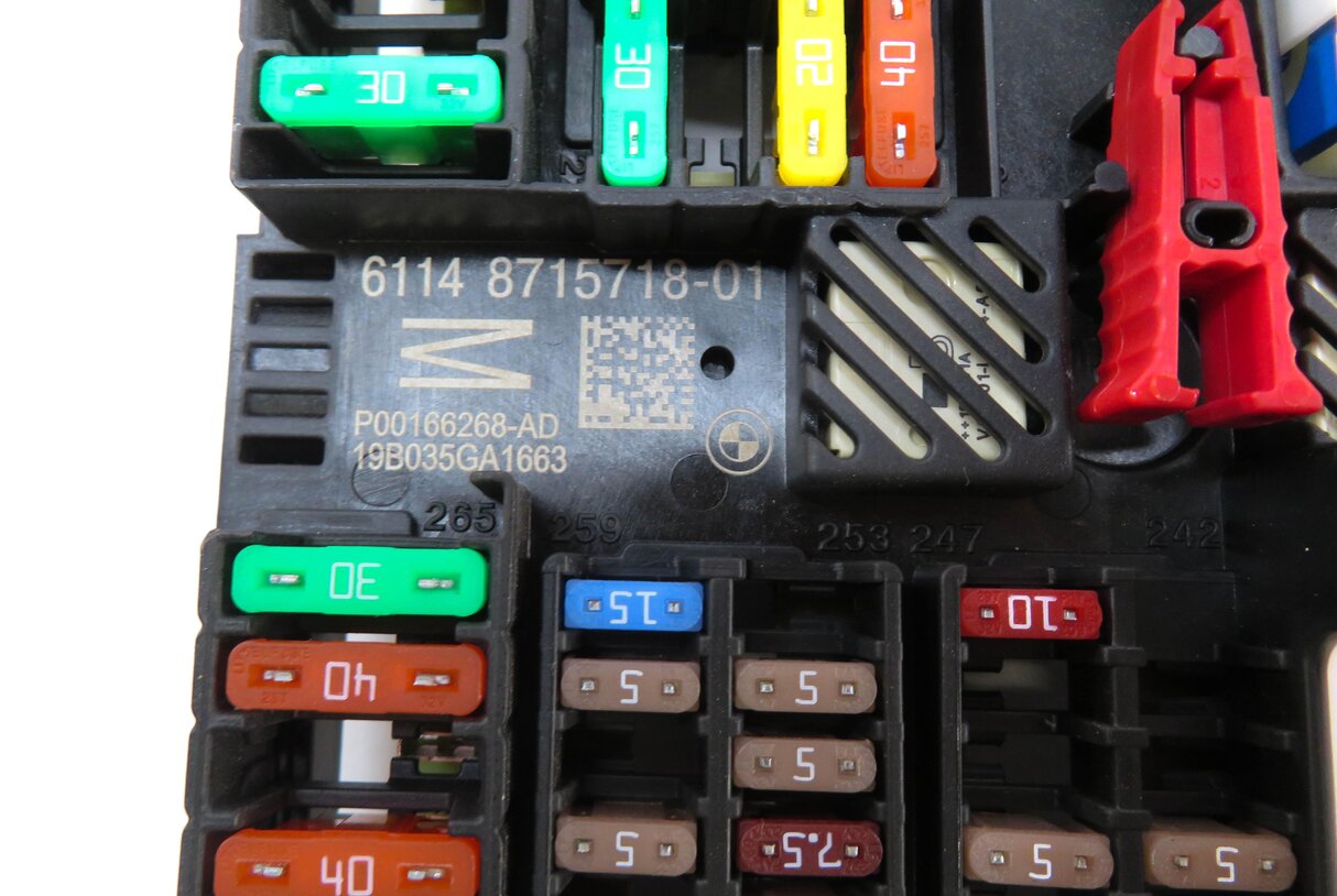 Thumbnail 4: 2019 BMW 330i (G20) REAR POWER JUNCTION RELAY FUSE BOX