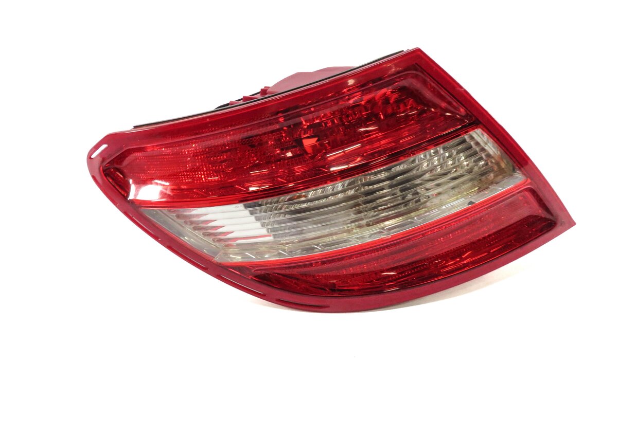 08-11 MERCEDES C250 C300 C350 (W204) LEFT DRIVER REAR TAILLIGHT BRAKE LIGHT LAMP