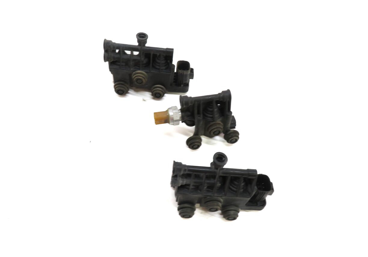 Thumbnail 2: 2012 RANGE ROVER SPORT (L320) FRONT & REAR AIR SUSPENSION VALVE BLOCK SET-3