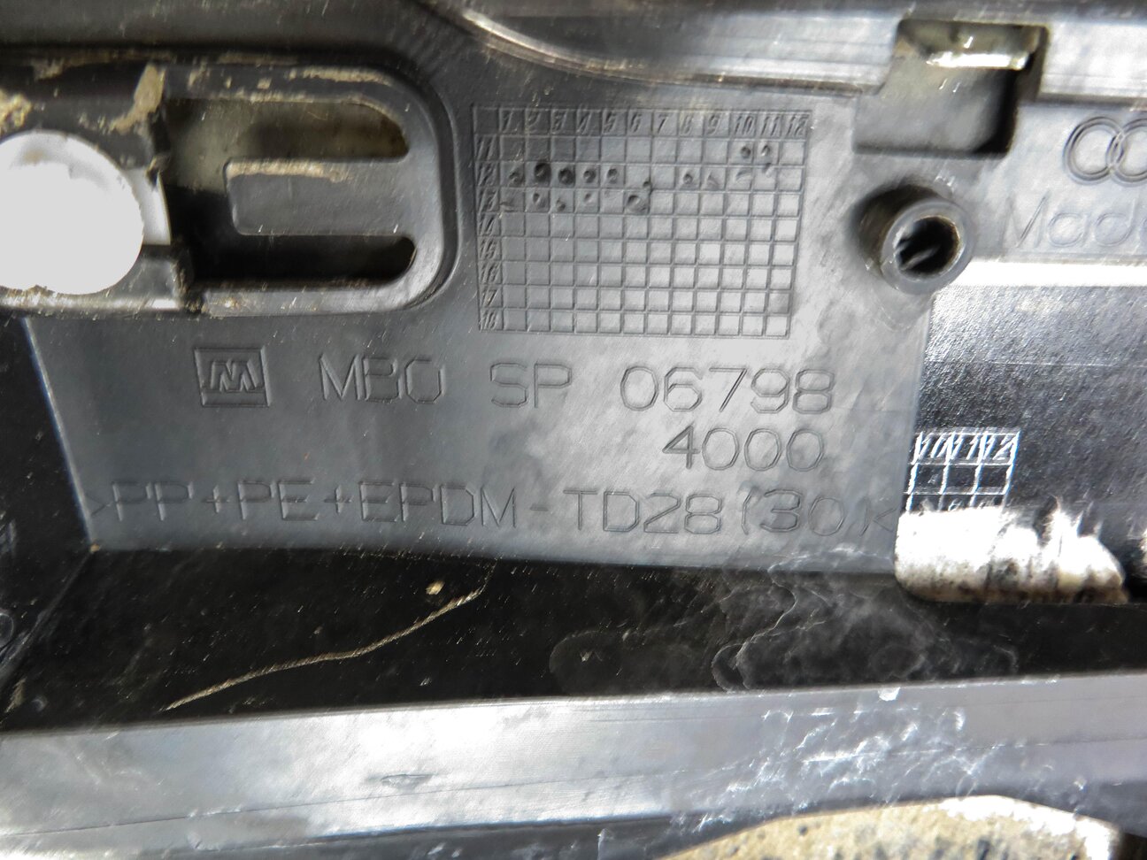 Thumbnail 7: 2014 AUDI Q5 (B8 8R) LEFT REAR DOOR LOWER MOULDING RUNNER TRIM (PHANTOM BLACK)