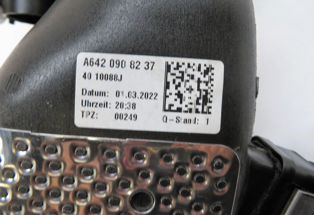 Thumbnail 7: 2010 MERCEDES ML350 (W164) 3.0L OM642 DIESEL ENGINE AIR INTAKE DUCT w/ SENSORS