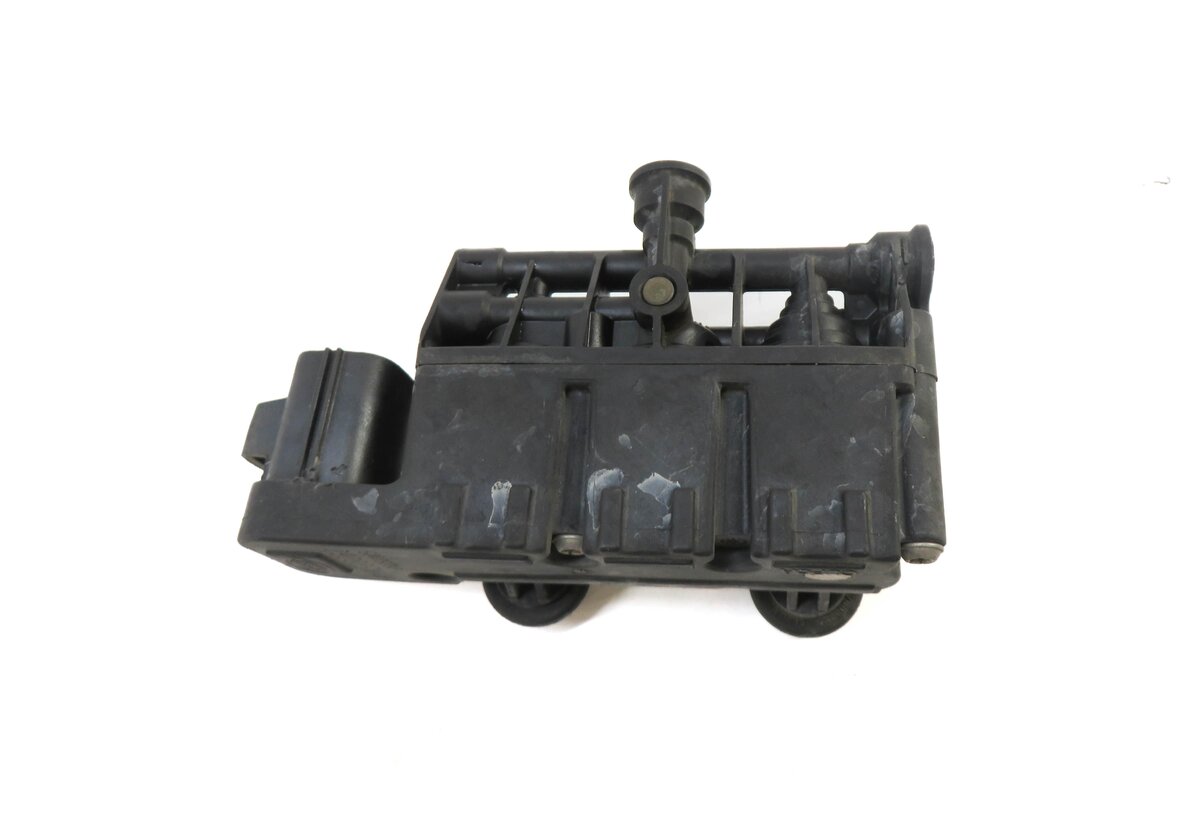 Thumbnail 3: 2006 RANGE ROVER (L322) AIR SUSPENSION AIR TRANSFER VALVE BLOCK